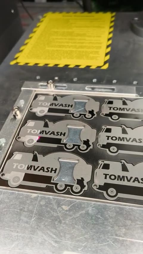 Placas metálicas grabadas en serie en nuestro taller